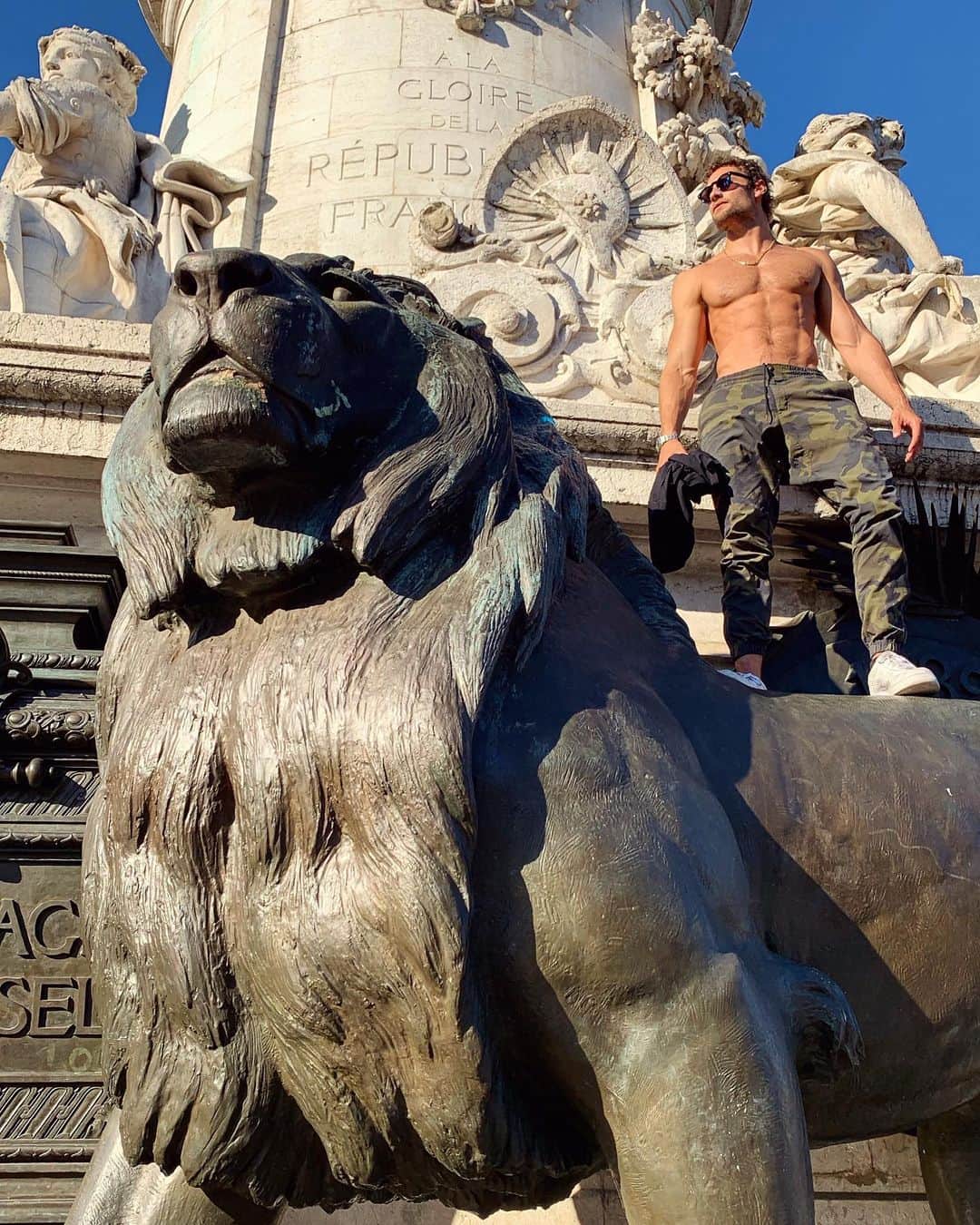 フランコ・ノリエガさんのインスタグラム写真 - (フランコ・ノリエガInstagram)「EVERYTHING THE LIGHT TOUCHES, IS OUR KINGDOM . . . #paris #republique #majestic #sculptures #power #within #lionking」7月5日 0時19分 - franconorhal