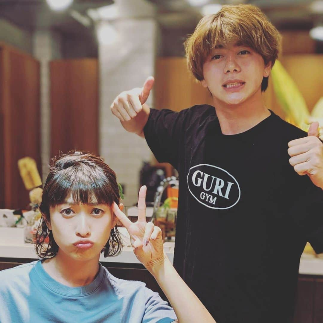 山田親太朗さんのインスタグラム写真 - (山田親太朗Instagram)「ねーちゃん！ おめでとー！  @yu_yamada_  #年齢は言いません #2人でビールで乾杯 #ティシャツGURIティ」7月5日 0時20分 - shintaro.y