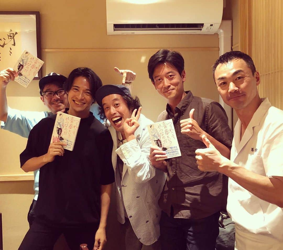 久保裕丈さんのインスタグラム写真 - (久保裕丈Instagram)「公私にわたり、とってもお世話になっているやついさんと！ やついさんが出版された、 #それこそ青春というやつなのだろうな の重版もお祝いできました🥂 やついさん、おめでとうございます！  #エレキコミック #やついいちろう #人形町 #グルメ」7月4日 22時48分 - hirotakekubo