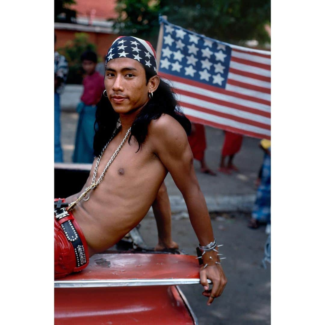 スティーブ・マカリーさんのインスタグラム写真 - (スティーブ・マカリーInstagram)「#Yangon, #Myanmar, 1994.」7月4日 22時48分 - stevemccurryofficial