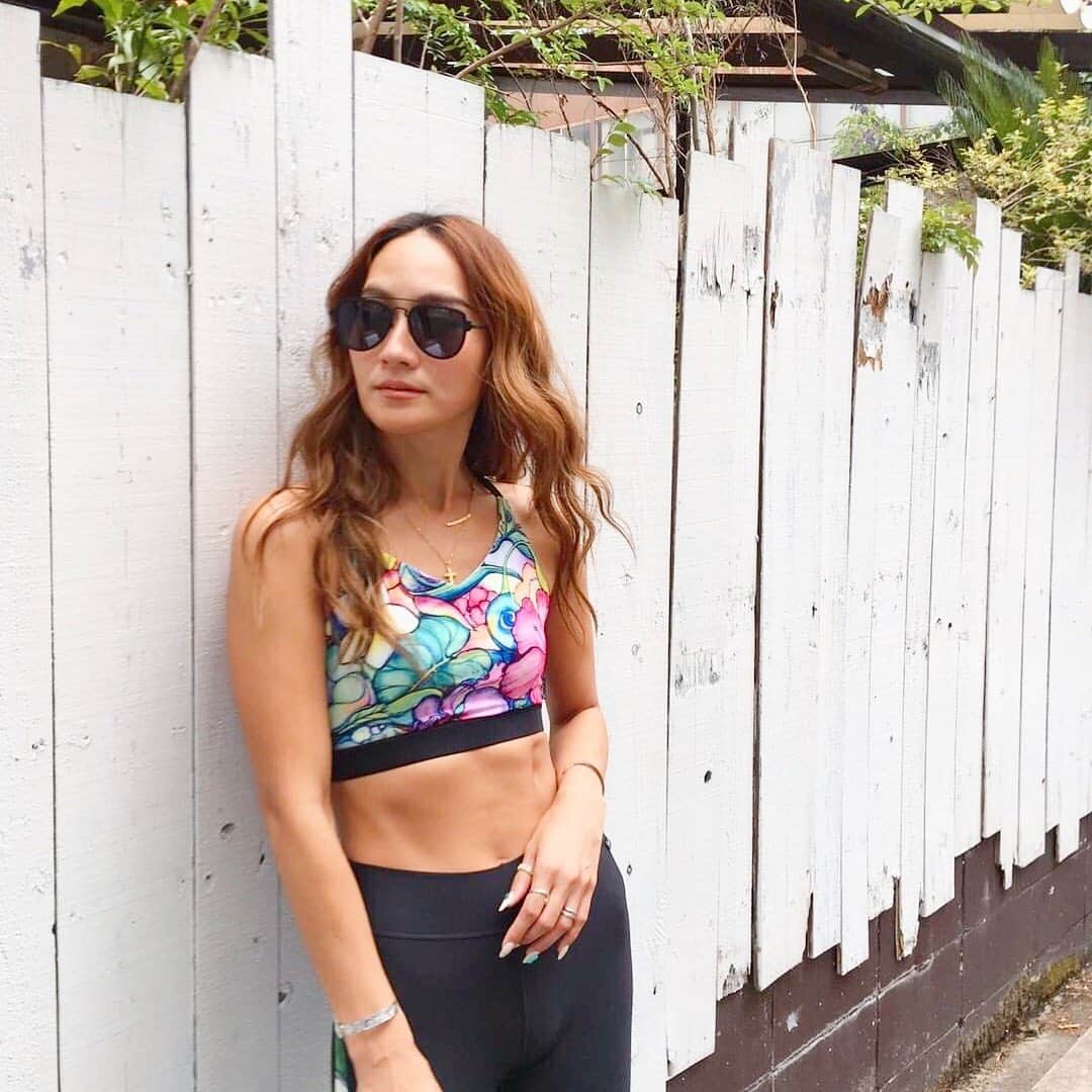 のインスタグラム：「🌺 遂にColleen Wilcoxアートデザインのヨガ・フィットネスウェアが #楽天 サイトにも入荷しました✨ ・ モデルは人気インスタグラマー @miwamam_fit888 さん💙 ・ ヘルシーな女性にぴったりなFitness Line。 早くも大好評です😊 ・ さらに今ならお買い物マラソンセールも開催中✨ お得なクーポンも配布中なのでぜひCheckしてみてください😍🌴 @laleia_official  @colleenwilcoxgallery_jp  #colleenwilcox#art#hawaii#aloha#surf#beach#laleia#ハワイ#フォトジェニック#インスタ映え#インスタ女子#アロハ#ビーチ#海を感じる雑貨#ラレイア#アート#ビーチガール#サーフスタイル#大人カジュアル#フィットネス#フィットネス女子#ヨガ#ヨガウェア楽天#コリーンウィルコックス」