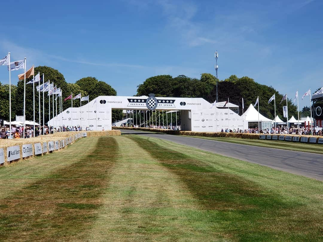 前澤友作さんのインスタグラム写真 - (前澤友作Instagram)「Goodwood festival of speedに来ています！"車の祭典"といった会場の雰囲気が最高です！ #やまけんレポート  I am here at the Goodwood Festival of Speed!!! The venue is filled with celebrating, fesitve atmosphere!!! #goodwood #fos #goodwoodfos」7月4日 22時49分 - mzsupercar