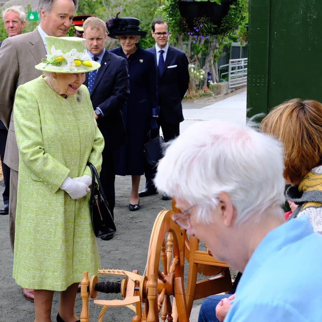 ロイヤル・ファミリーさんのインスタグラム写真 - (ロイヤル・ファミリーInstagram)「Today, The Queen visited @gorgiecityfarm where Her Majesty met resident duck, ‘Olive’, and spoke to staff and volunteers about their work.  The farm brings the countryside to inner city Edinburgh and is home to different animals including pigs, sheep and goats, and grows a range of fruit and vegetables. It also serves as an educational resource for visitors and promotes community development through its volunteer scheme.  Thank you for following #HolyroodWeek2019! 📷 1 - @pa」7月4日 22時50分 - theroyalfamily