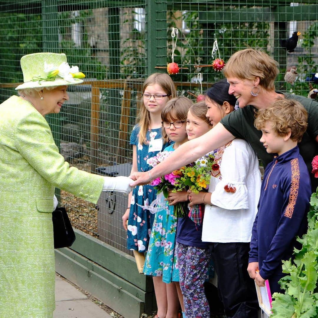 ロイヤル・ファミリーさんのインスタグラム写真 - (ロイヤル・ファミリーInstagram)「Today, The Queen visited @gorgiecityfarm where Her Majesty met resident duck, ‘Olive’, and spoke to staff and volunteers about their work.  The farm brings the countryside to inner city Edinburgh and is home to different animals including pigs, sheep and goats, and grows a range of fruit and vegetables. It also serves as an educational resource for visitors and promotes community development through its volunteer scheme.  Thank you for following #HolyroodWeek2019! 📷 1 - @pa」7月4日 22時50分 - theroyalfamily