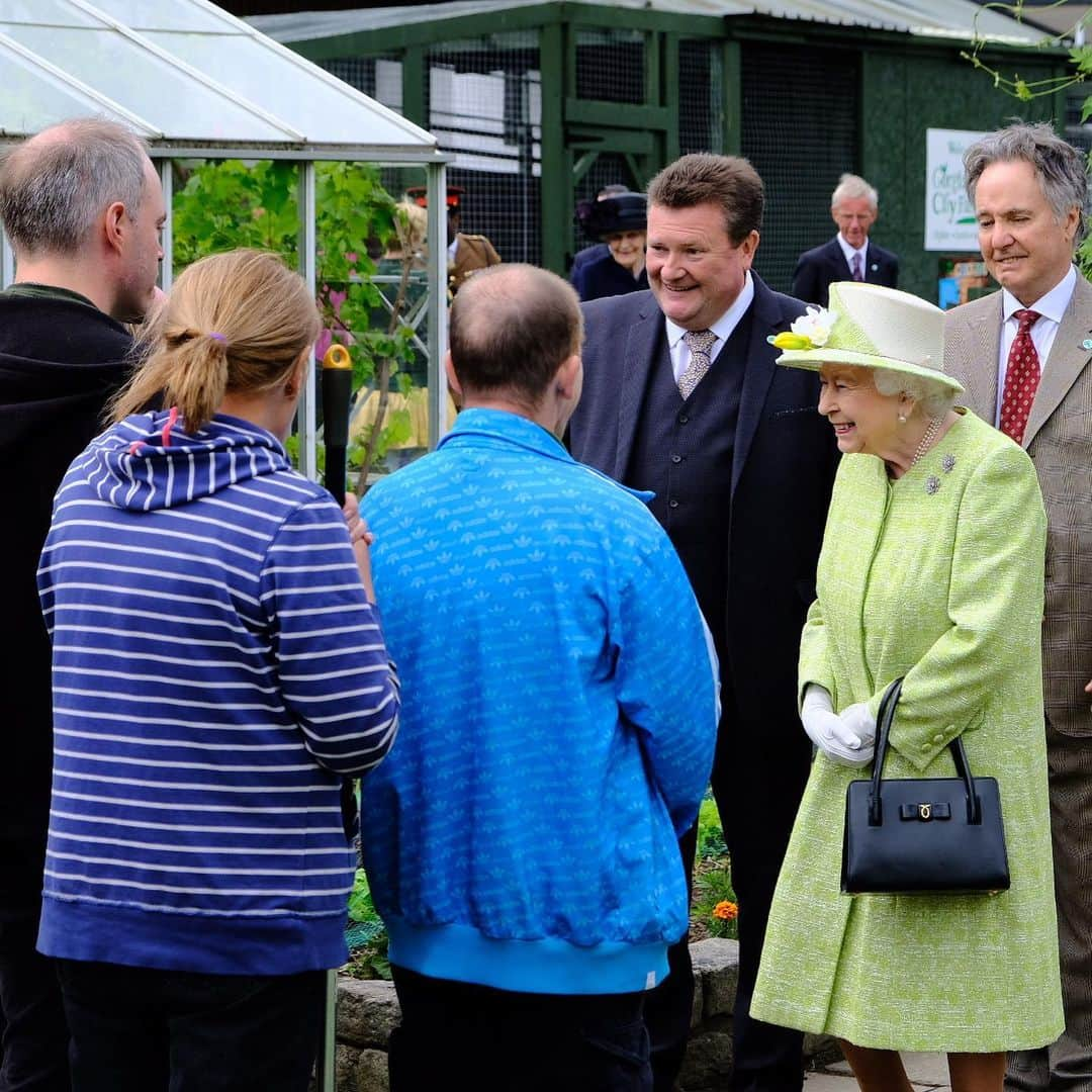 ロイヤル・ファミリーさんのインスタグラム写真 - (ロイヤル・ファミリーInstagram)「Today, The Queen visited @gorgiecityfarm where Her Majesty met resident duck, ‘Olive’, and spoke to staff and volunteers about their work.  The farm brings the countryside to inner city Edinburgh and is home to different animals including pigs, sheep and goats, and grows a range of fruit and vegetables. It also serves as an educational resource for visitors and promotes community development through its volunteer scheme.  Thank you for following #HolyroodWeek2019! 📷 1 - @pa」7月4日 22時50分 - theroyalfamily