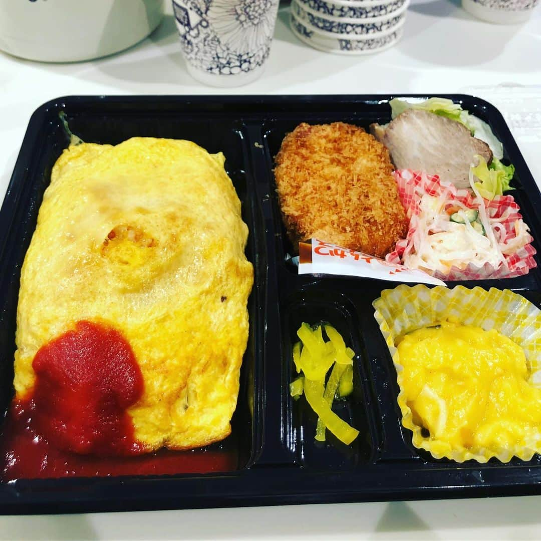 江藤あやさんのインスタグラム写真 - (江藤あやInstagram)「今日は3食現場ごはん。 とてもありがたい一日です😊 ポパイの朝ごはんは大好きなちまきでした💗 ・ 今日は一日、笑いっぱなしでした。 こんな素敵な皆さんと居られるなんて、今年の夏は忘れられない暑い夏になりそうです🌞 ・ #撮影 #現場ごはん #ごちそうさまでした #ポパイ #女優 #actress #知多市ふるさと観光大使  #江藤あや」7月4日 22時52分 - ayayakko19