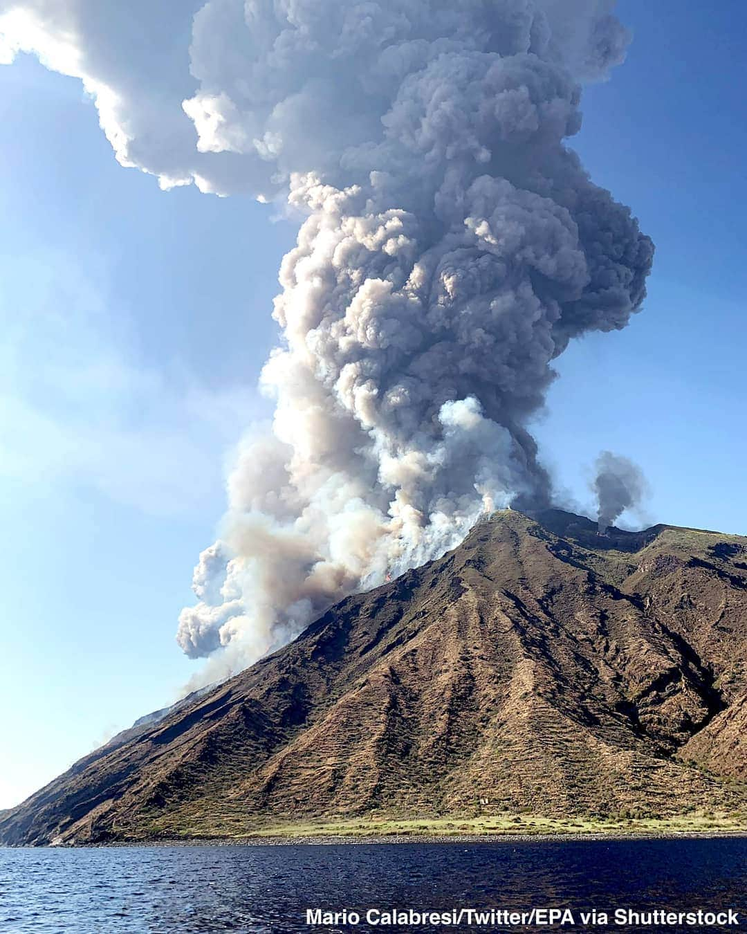 ABC Newsさんのインスタグラム写真 - (ABC NewsInstagram)「Stunning photo captures the eruption of a volcano on the small Italian island of Stromboli. #volcano #eruption #nature」7月4日 22時53分 - abcnews