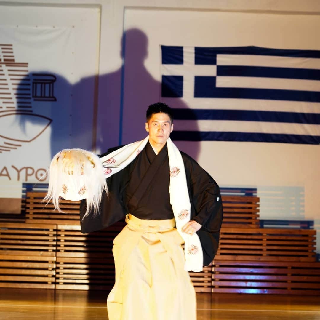 梅川壱ノ介（舞踊家）のインスタグラム：「【エピダウロス ワークショップ】  外国ではやはり獅子の踊りは人気があります。 初めて見る、獅子の踊りに生徒たちは目を輝かさせていました。  エピダウロスでの環境は本当に素晴らしく、毎日踊りのことだけを考えれば良い生活をしています。朝起きて、ワークショップを５時間、食事、次の日の打合せをし、寝る。そして、次の日が始まる。  生活のあり方を学んでいるような気がします。  #梅川壱ノ介  #エピダウロス #ワークショップ #連獅子 #日本舞踊 #umekawaichinosuke  #epidauruslyceum」