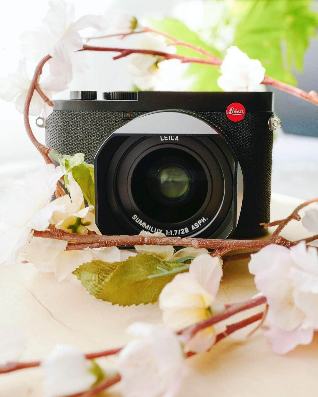 ライカさんのインスタグラム写真 - (ライカInstagram)「The next generation Leica Q2 has been popping up all over the place. Spotted here at the Leica Store in Washington DC. Have you discovered the Leica Q2 yet? Find out more via the link in our bio!  Photo: @leicastoredc  #🔴📷 #Leica #Leicacamera #LeicaQ2 #Leicaphotography #leica_world #cameraporn #leicaporn #leica_club #leicalove #streetphotography #travelphotography #ShootLeicaPro」7月4日 23時00分 - leica_camera