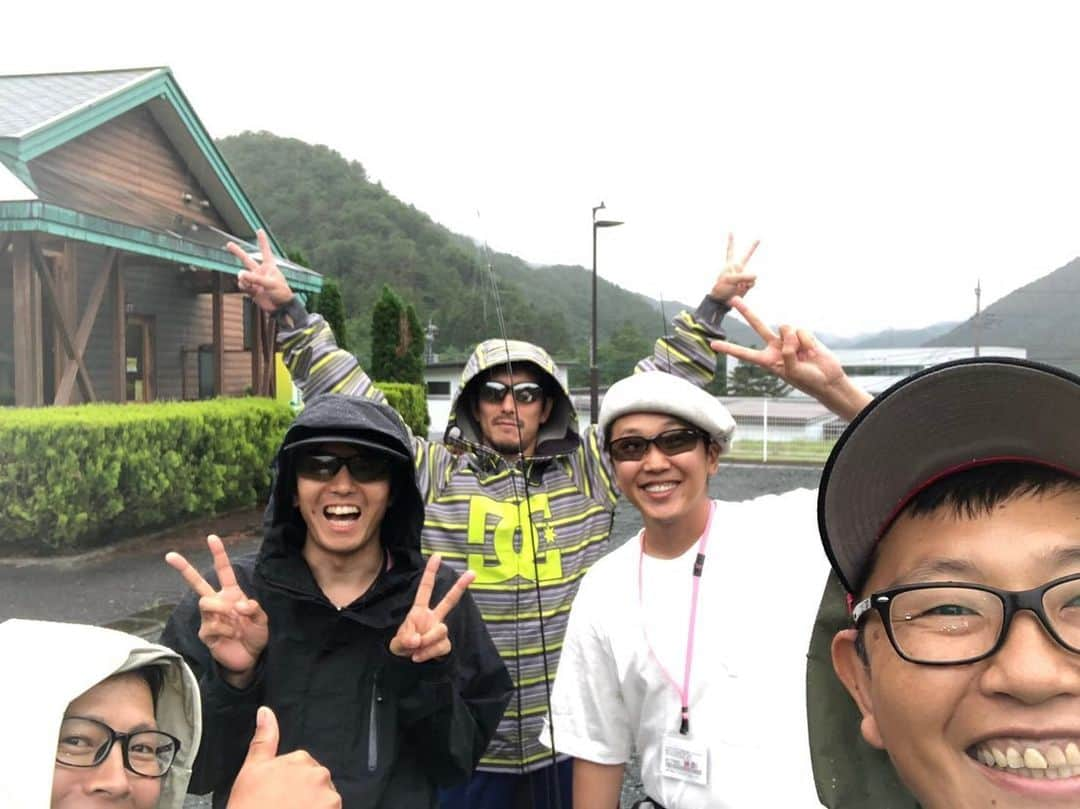 神宮司治さんのインスタグラム写真 - (神宮司治Instagram)「久し振りのメンバーが集合しての釣り🎣 天気は荒れ模様だったけど、みんなで楽しく過ごせたね！！ #神宮司治 #金子貴俊  #max田中  #ムカイフィッシング  #山賀竜馬  #ベリーパークinフィッシュオン鹿留  #パインレイク  #ロックトラウト」7月4日 23時02分 - ojro_men