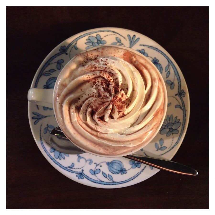 のインスタグラム：「#私の喫茶店めぐり vol.5 神保町の小道にある喫茶店、 「ラドリオ」へ。☕︎ ここはウィンナーコーヒーを日本で最初にで提供したお店として有名らしく創業1949年、神保町で最も歴史のある老舗喫茶店とのこと。 本がたくさんあり、なんとも神保町らしいなぁと。レンガ造りに赤の椅子、古風で昭和モダンという言葉がとても似合う店内。 クリームがたっぷりでコーヒーも美味しかったです。古書を片手にゆっくりと過ごしたい喫茶店でした。  皆さん今日も1日お疲れ様でした。 おやすみなさい。 #ラドリオ#神保町#喫茶店#純喫茶#純喫茶巡り#ウィンナー珈琲」