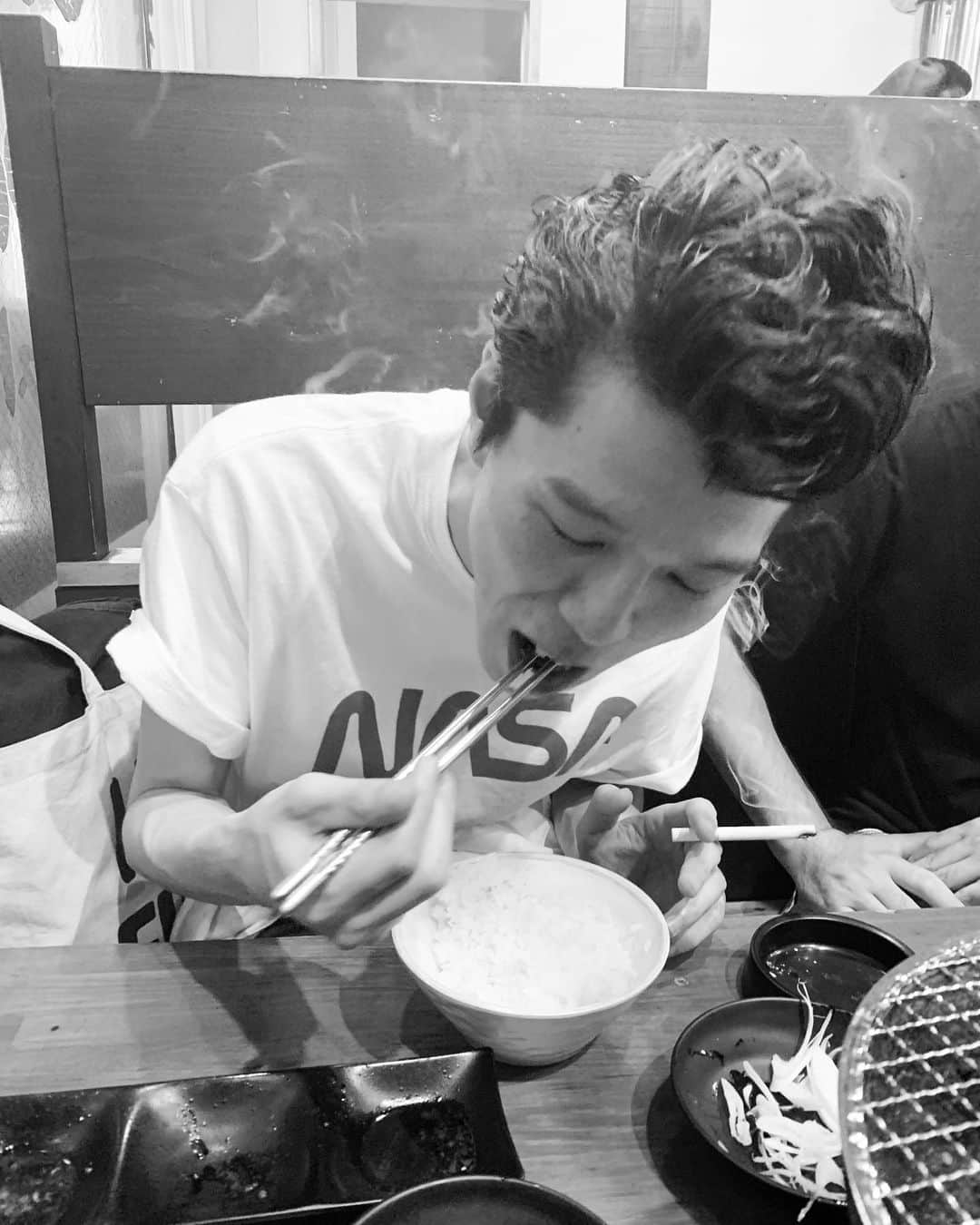 畔柳さんのインスタグラム写真 - (畔柳Instagram)「この人タバコをオカズに白米食べてた。 #タバコ #リーゼント #コーラ #声高い #いいね返し」7月4日 23時06分 - kurokuro541026