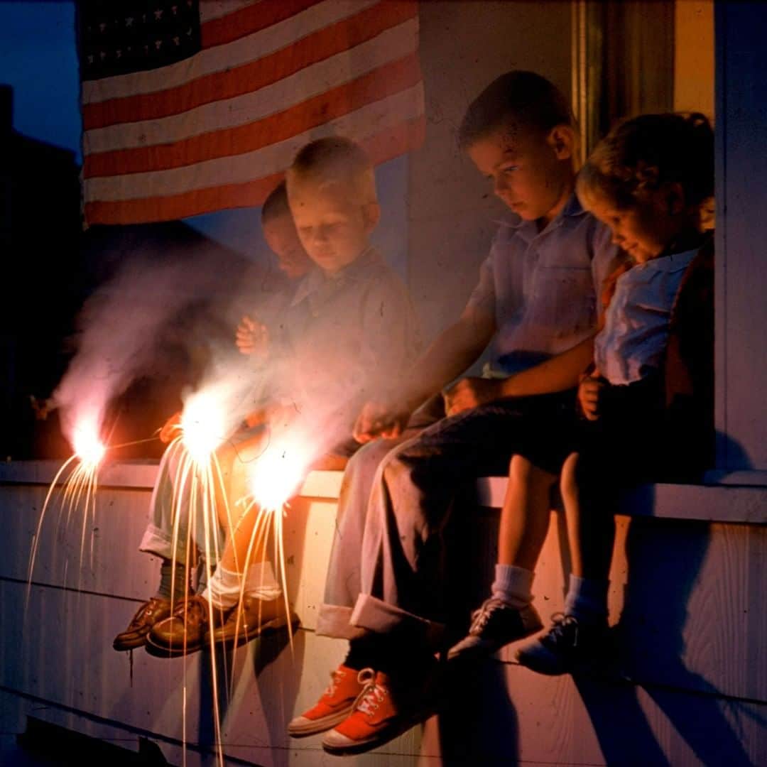 lifeさんのインスタグラム写真 - (lifeInstagram)「Children in Monroe, Washington celebrate Independence Day with sparklers on the front porch in 1954. Happy 4th of July from the LIFE Archive!!! (Nat Farbman—The LIFE Picture Collection/Getty Images) #Americana #vintageamerica #IndependenceDay #TBT」7月4日 23時09分 - life