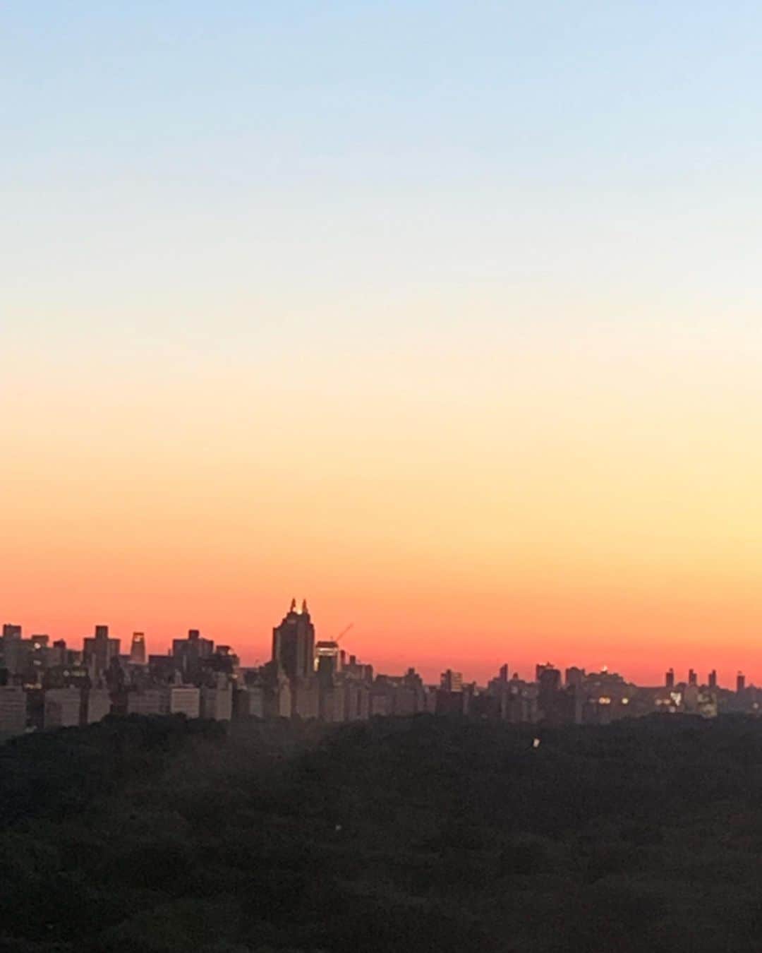 神田うのさんのインスタグラム写真 - (神田うのInstagram)「Beautiful dawn at 4:30 in a morning.☀️ #nyc#newyork#newyorkcity#manhattan#マンハッタン#ニューヨーク#ニューヨーク旅行#家族旅行#centralpark#セントラルパーク#beautifuldawn#beautiful#dawn#beautifulsunsets#beautiful#sunset #theplaza#theplazahotelhotel#プラザホテル#プラザホテルニューヨーク」7月4日 23時08分 - unokandaofficial