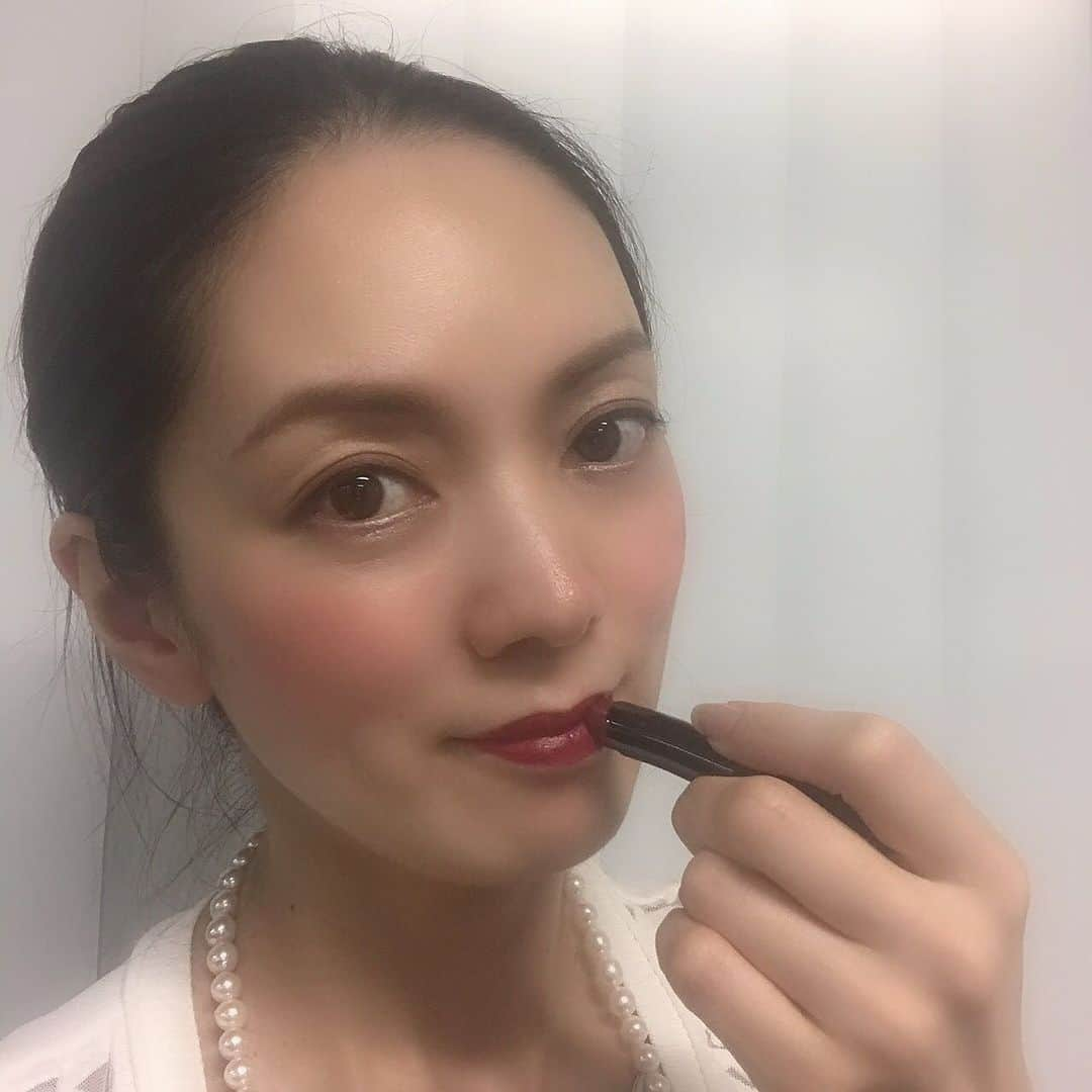 小西さやかさんのインスタグラム写真 - (小西さやかInstagram)「SHIROの中で最も人気の商品「ジンジャーリップバター」に新色が追加！ 唇に塗ると生姜パワーで唇がひりひりしてふっくらぷっくりしてきます。 . 大人気のグロス形状には、なんとパールがぎっしり詰まったメタリックカラーが追加。 そして大注目なのが、スティック形状で初めて発売されるマットタイプ全10色。 特にオススメがモデル使用色、左からルージュレッド9105、ガーネット9107、ヴァンテージブラウン9108。 2019年秋冬に私が使いたいのは9107。髪をアップに束ねてシックな感じに仕上げてみた写真をアップしたのでスライドしてね♥ . #SHIRO#ジンジャーリップバター#ジンジャーリップ#GINGERLIP#リップスティック#国産#オーガニック#organic#シロ#レッドリップ#赤リップ#モード#シック#メイクアップ#新作メイク#メイクトレンド#メイクアップカラー#口紅 #ナチュラルコスメ  #日本化粧品検定 #化粧品検定 #コスメ検定 #コスメマニア #化粧品大好き #化粧品成分検定 #コスメマイスター  #スキンケアマイスター #美容学生 #美容の資格 #美容の仕事」7月4日 23時10分 - cosmeconcierge