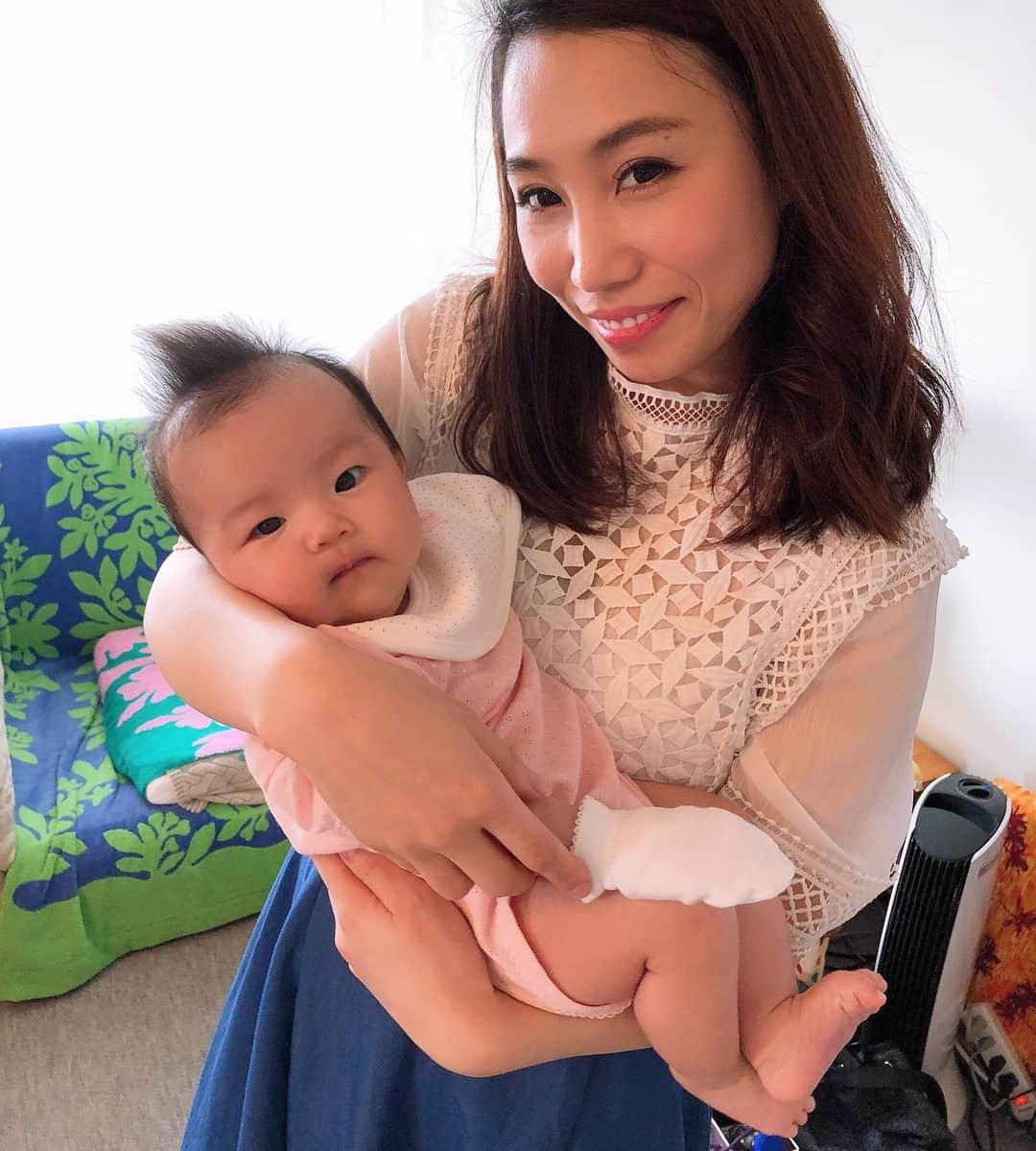 庄司ゆうこさんのインスタグラム写真 - (庄司ゆうこInstagram)「今日は聖子ちゃんとみかちゃんがももちゃんに会いに来てくれました😊✨ 聖子ちゃんからは、出産祝いに可愛いジェラピケの帽子とブランケットを頂き、みかちゃんからは花柄の可愛いワンピース頂きました✨女の子のベビー服ってホント可愛い😍 そしてオブジェでネイルチェンジ✨ 今回は夏らしくイエローを入れてみたよ(^^) #ベビー服#ブランケット#ジェラピケ#出産祝い#ありがとう#赤ちゃんのいる生活#ネイルチェンジ#夏ネイル#生後2カ月#ももちゃんです🤗#ママライフ#新米ママ」7月4日 23時10分 - yuko.shoji