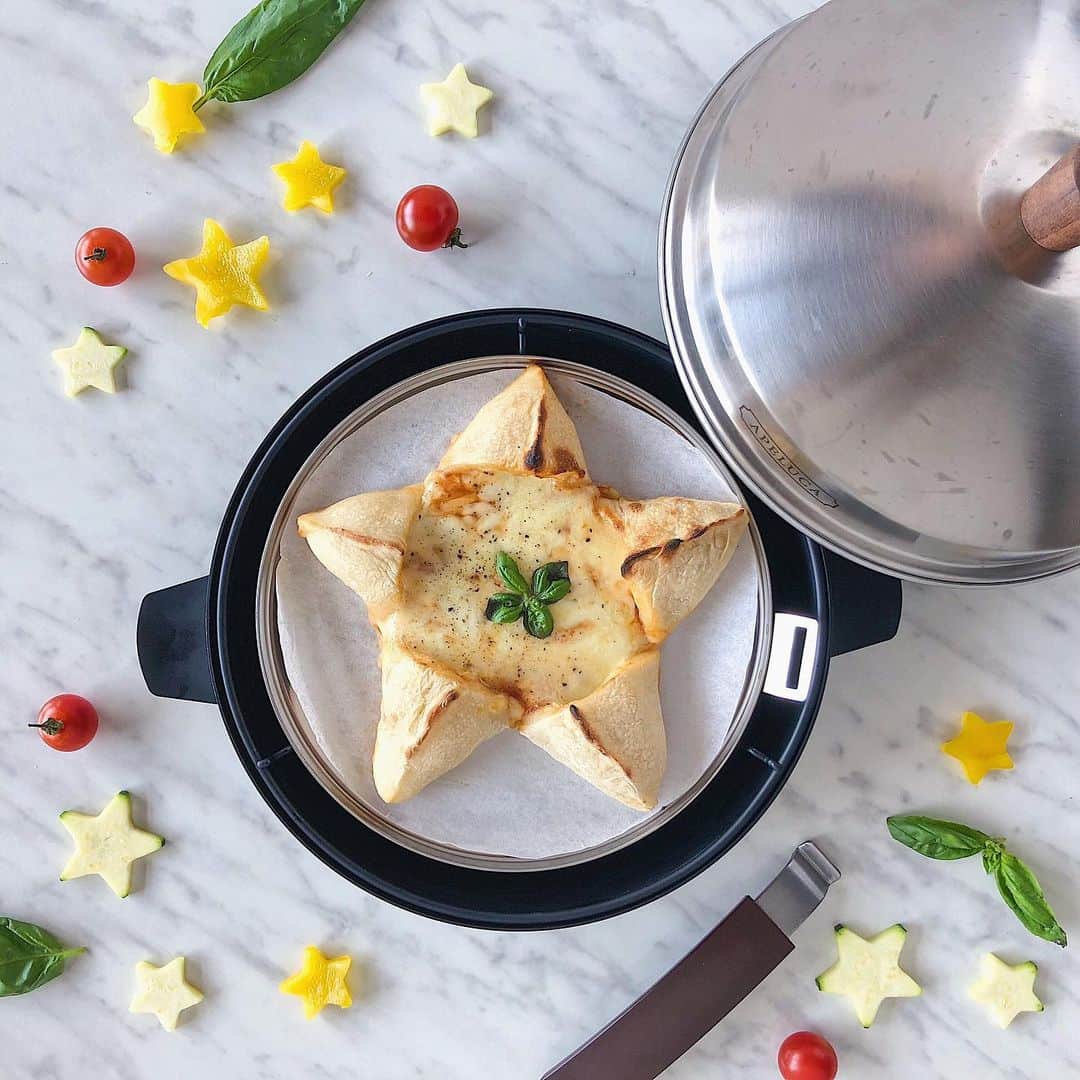 UchiCookのインスタグラム：「Happy 4th of July🇺🇸🎇⭐️ . . . (We made the video back in Christmas season😅 Just wanted to show you how to make Star Margherita😃) . . . #uchicook #pizzaovenpot #pizzaoven #july4th #happy4thofjuly #margheritapizza #madeinjapan #gifting #cookingram #kitchenlife #chef #cheflife #homemadepizza #cookingwithlove #cooking #lifestyle #qualitytime #honey #shopsmall #homechef #pizzatime #decor #design #lifestyleblogger #honeypizza #dinner #homedesign #wine #pizzatime」