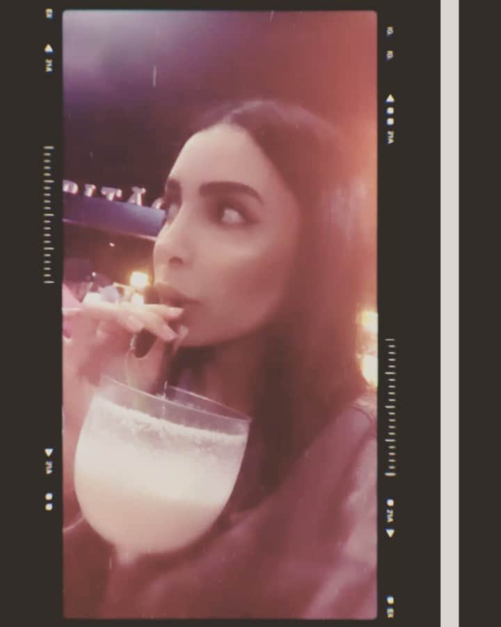 sananasのインスタグラム：「Pina colada 🥥🍍Happiness ! Je vous envoie un peu de bonheur 😃💚C’est un bar restau que notre guide nous a conseillé ! Vu qu’on se couche à 22h tous les soirs (vas-y c’est la honte 👀) on s’est dit qu’on allait lutter contre le sommeil cette fois 😂Comment s’est passée votre journée ? Racontez-moi ! . #PinaColada #TeamCoco #TeamAnanas #SananasFamily #CapitaoBar #Iguacu #TuiFrance」