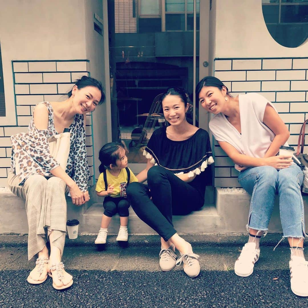 板井麻衣子さんのインスタグラム写真 - (板井麻衣子Instagram)「. 嬉しい再会❤️ . . 2歳半で10㎏の小ぶりな我が子との相対比で私たち3人が少々大きめに見える（かもしれないよ）っていうちょっとした補足事項笑。 . #reunion」7月4日 23時24分 - maikorophone