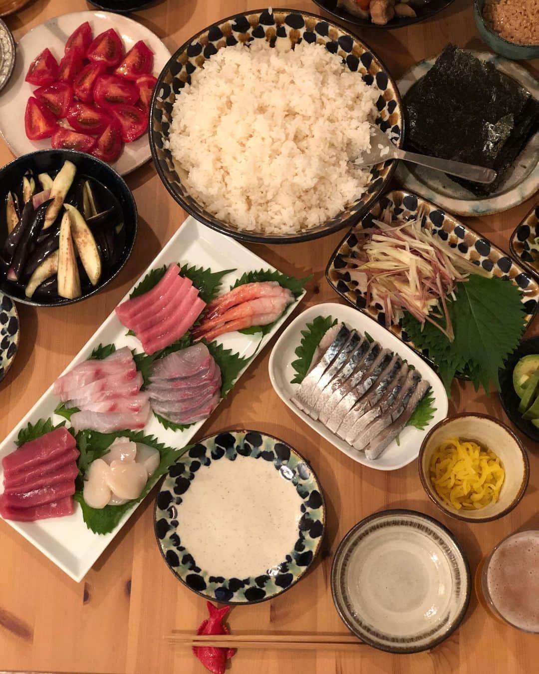 のインスタグラム：「Birthday dinner 🍣  いつもありがとう @sasa_mi &ミムちゃん ♡  ご近所 @mizuho0511 ちゃんと明澄くんも来てくれて幸せな誕生日🎂  #july4th  #birthdaydinner #テーマは実家の正月感 🎍 😂 #食材もケーキも髙島屋でお買い物してくれたんだって 🌹」