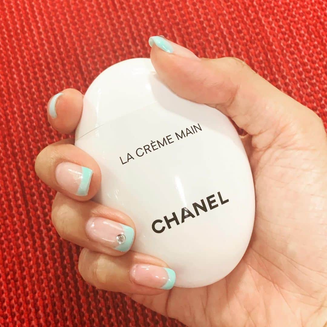 のインスタグラム：「. スクール生とママさんから😍🎁 こんなオシャレなハンドクリーム見たことなーい😁😁 センス良すぎてビックリ😝 大切に大切に大切に使います😚💓 ･ #CHANEL #ハンドクリーム #シャネル #シャネルコスメ #ネイル は #Tiffany #ティファニー #ティファニーブルー #ティファニーネイル #フレンチネイル」