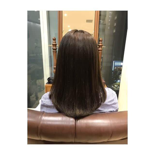 川口智美のインスタグラム：「夏の仕事に向けて 髪を暗くして #縮毛矯正 してきました💇‍♀️ ボリュームが抑えられて艶も出ました✨  柳平さん、いつもありがとう ございます♪  #ザック に行く前に買った #thealley の #タピオカ が  美味しかった😍  #zacc #vie #hairsalon #color #cut #hairstraightening #omotesando #tapioca #表参道 #ジアレイ #タピ活 #チーズクリーム黒糖ラテ」