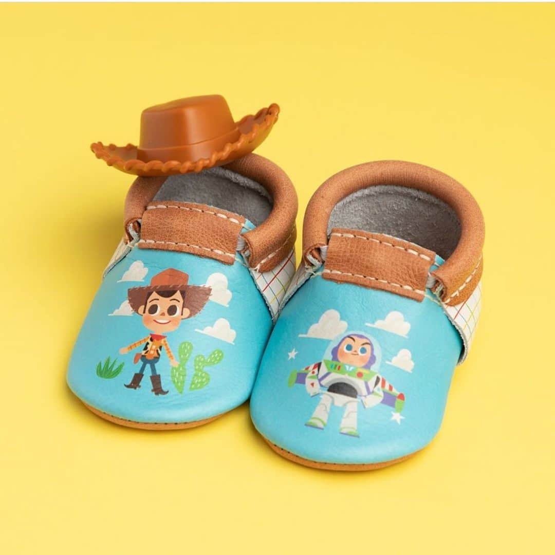 Fashion Kidsさんのインスタグラム写真 - (Fashion KidsInstagram)「🚀 Who loves the @toystory movies will definitely enjoy the moccs that @freshlypicked launched in partnership with Disney. .  Quem ama os filmes @toystory com certeza vai curtir os moccs que a @freshlypicked lançaram em parceria com a Disney. . #freshlypicked #moccs」7月4日 23時29分 - fashionkids