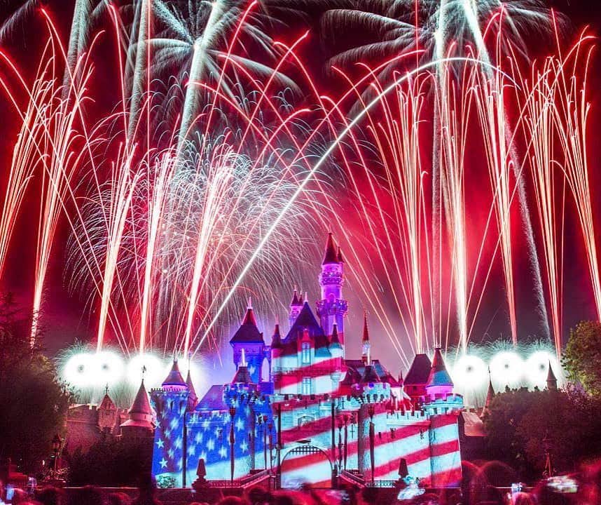 ディズニーランドさんのインスタグラム写真 - (ディズニーランドInstagram)「Don your stars and stripes - celebrate America with us today! Happy #4thofJuly from the #Disneyland Resort! 🎆🇺🇸🎇 (📷: @disneyland_aperture)」7月4日 23時29分 - disneyland