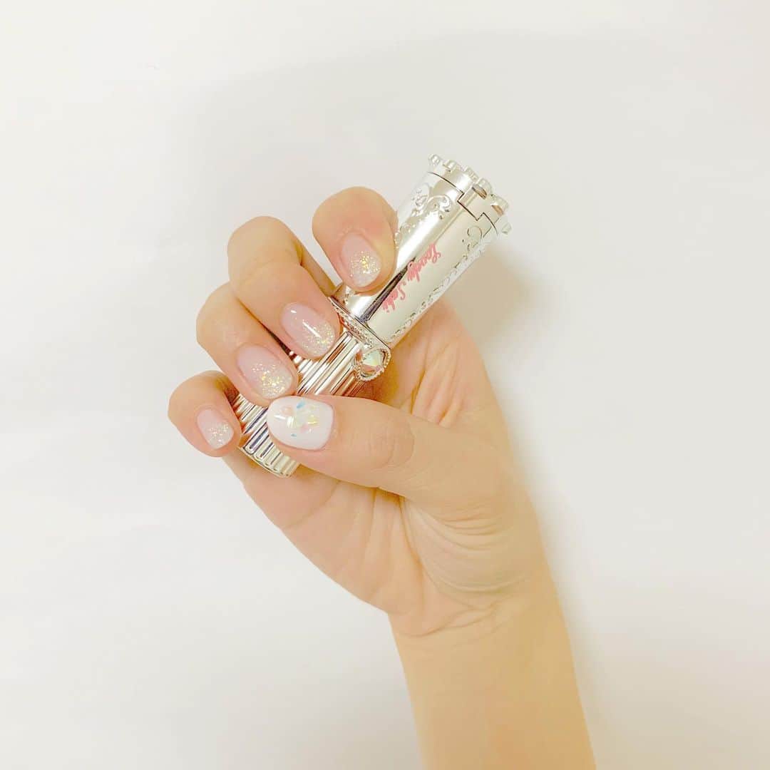 八木沙季のインスタグラム：「💅💅 . newネイルだよーー❤️ 夏っぽくラメグラデーション！ 親指はシェル🐚 . #newネイル  #ネイル  #ラメグラデーション  #シンプルネイル  #シェルネイル」