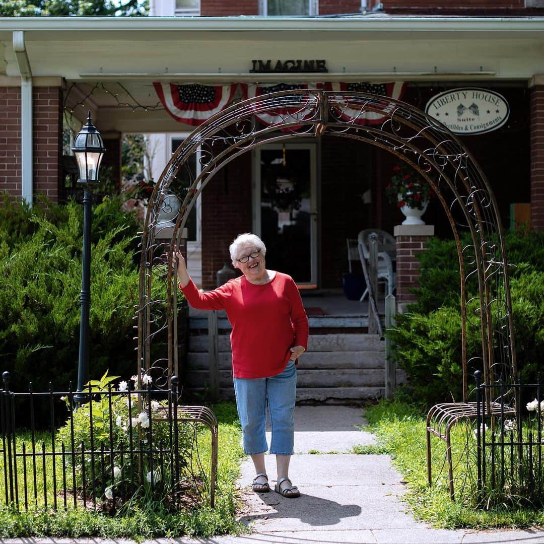 Airbnbさんのインスタグラム写真 - (AirbnbInstagram)「Meet Pat Coldir, an Airbnb host in Seward, Nebraska, and a big part of why the town is known as “America’s Official Fourth of July City.” For more than 20 years Pat has helped plan the town’s Independence Day festivities, which include a classic-car show, a pie-eating contest, an anvil firing, and, of course, fireworks. The town has a population of 7,000, but each year roughly 40,000 people come to celebrate the Fourth. “The atmosphere leading up to the celebration is palpable,” she says. “You can feel it in the air.”」7月4日 23時34分 - airbnb