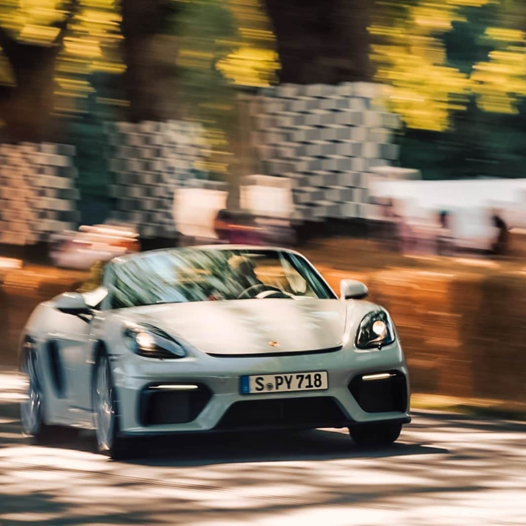 Porscheさんのインスタグラム写真 - (PorscheInstagram)「Starting off @fosgoodwood 2019 with the #718Spyder. Join us over the coming days #PorscheFoS #Porsche #718 ##fosgoodwood -- Combined fuel consumption in accordance with EU 6: 718 Spyder: 10,9 l/100 km; CO2 emissions 249 g/km」7月4日 23時37分 - porsche