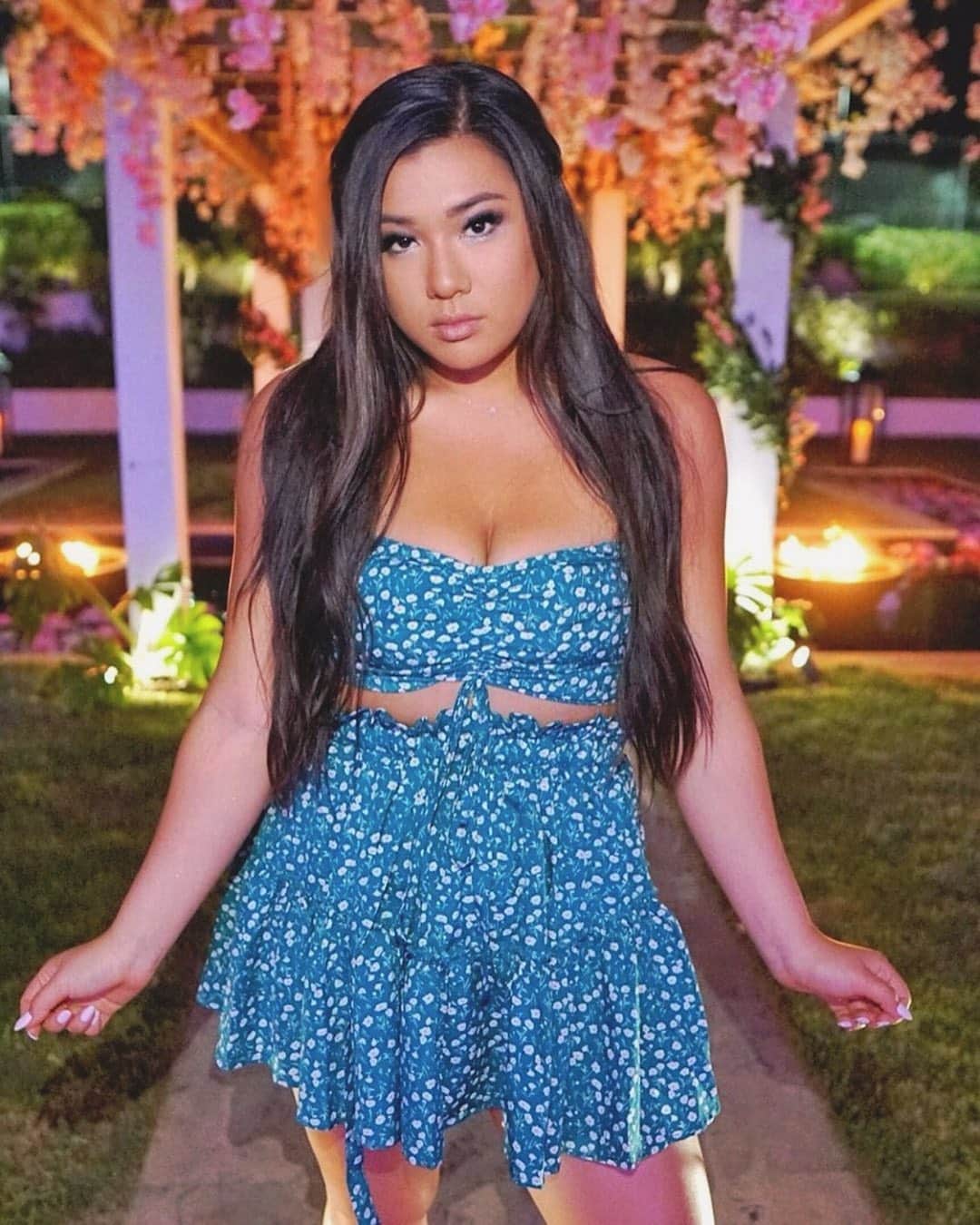 SHEINさんのインスタグラム写真 - (SHEINInstagram)「Fit for the summer 💙💙 @missremiashten  Shop 'SHEIN Ditsy Floral Ruched Front Shirred Top & Paperbag Waist Skirt Set' link in bio.👉ID：714112 #SHEIN #SHEINgals #SHEINstyle #Meetshein #SHEINESCAPES #skirt #top #ditsy #floral」7月4日 23時38分 - sheinofficial