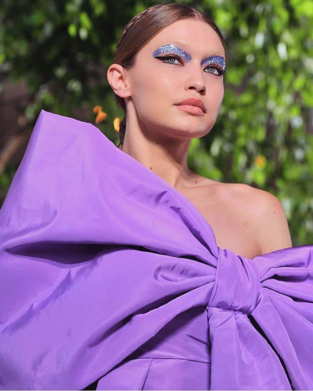 Fashion Weekのインスタグラム：「Power purple 💜#GigiHadid stuns in violet hues on the #ValentinoHauteCouture runway at #PFW. Photo via @gigihadid.」