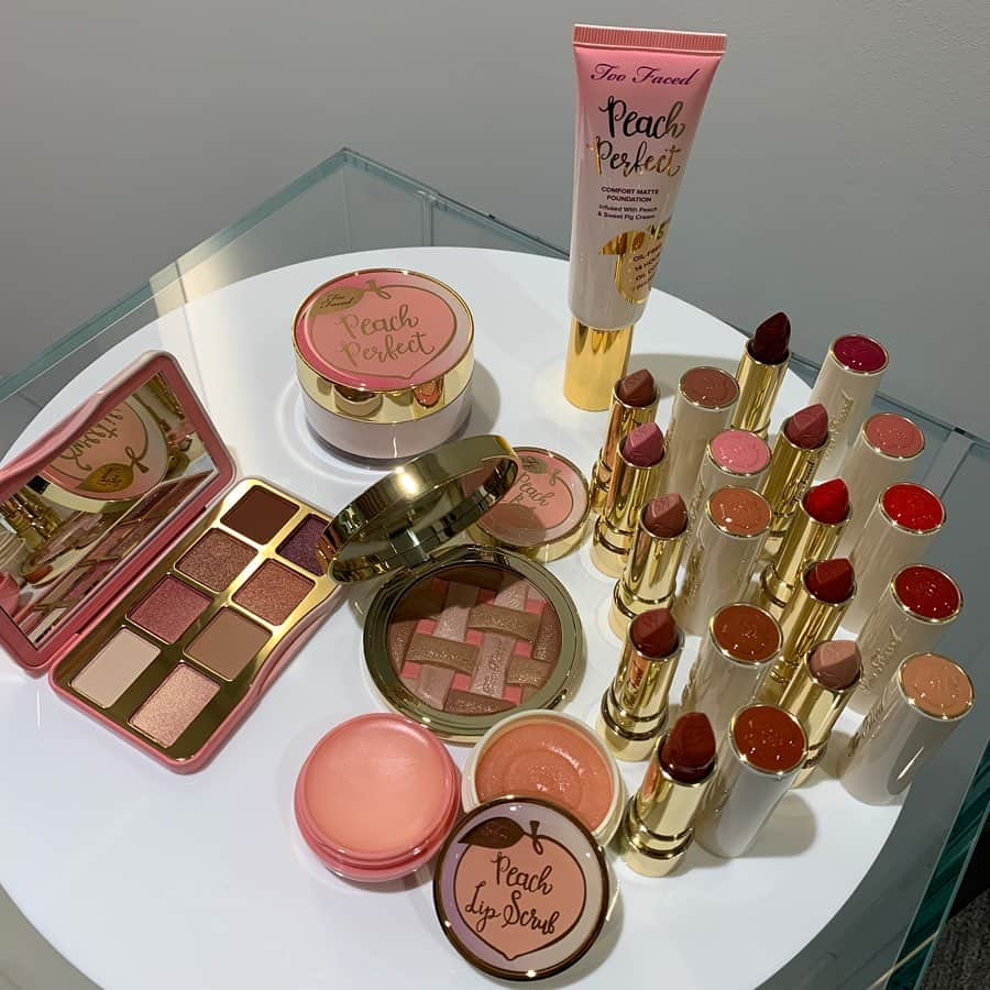 MAQUIA ONLINEさんのインスタグラム写真 - (MAQUIA ONLINEInstagram)「今秋9月にカリフォルニア発メイクアップブランド「Too Faced（トゥー フェイスド）」が日本に初上陸🥳🎉 ★ 世界11カ国・約4,600店舗展開❣️ 遊び心を忘れない♥ハイクオリティなメイクアップブランドとして、優れた製品力とかわいいパワーで全米のデジタルネイティブ女子を魅了してきたアメリカで大人気のブランドです💕 ★ 特におすすめなのが、ダイヤモンドのような輝きで、ツヤやかに仕上げる全米でも大人気の「ダイヤモンドライト マルチユース ハイライター 全3色 各￥4500（9月18日発売）」💎 ダイヤモンドパウダーを配合し、ひとつひとつハンドメイドでつくられているというから、びっくり⁉️ ひとつとして同じものがない、まさに選んだ人だけのとっておきの一品に😘 ★ 7月31日（水）～8月6日（火）、伊勢丹新宿本店1階＝ザ・ステージにて、先行期間限定ショップがオープン💓 一度使うと虜になるテクスチャー、心躍るパッケージ、ウィットの利いたネーミング、デリシャスな香りで世界中の女性を魅了してきた「Too Faced（トゥー フェイスド）」の世界観が体感できます🧚🏻‍♀️✨ イベントでしか手に入らない数量限定のアイテムもあるそうなので、こちらもお見逃しなく💝 WEB編集KN ◡̈⋆ ★ #TooFaced #maquia #maquiaonline #beauty #cosme #new #Beauté #follow #화장품 #化妆品 #美容 #日本初上陸 #トゥーフェイスド #コスメ #マキア #マキアオンライン #新作コスメ #コスメ好きさんと繋がりたい #美容好きな人と繋がりたい」7月4日 23時56分 - maquia.magazine