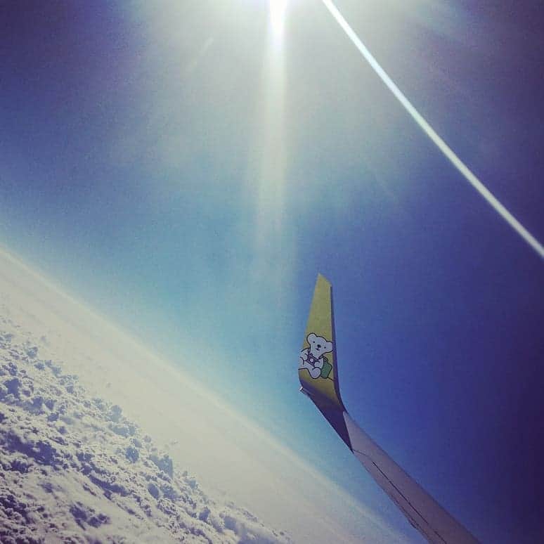 のインスタグラム：「😎 今日からまた北海道❗  移動の飛行機から見える空は、 やはり青く綺麗だった。 雲にも色々な形や流れがあるんだね。 気圧の谷や前線、低気圧や高気圧。 雲を見ると色々天気図を想像しちゃう。」