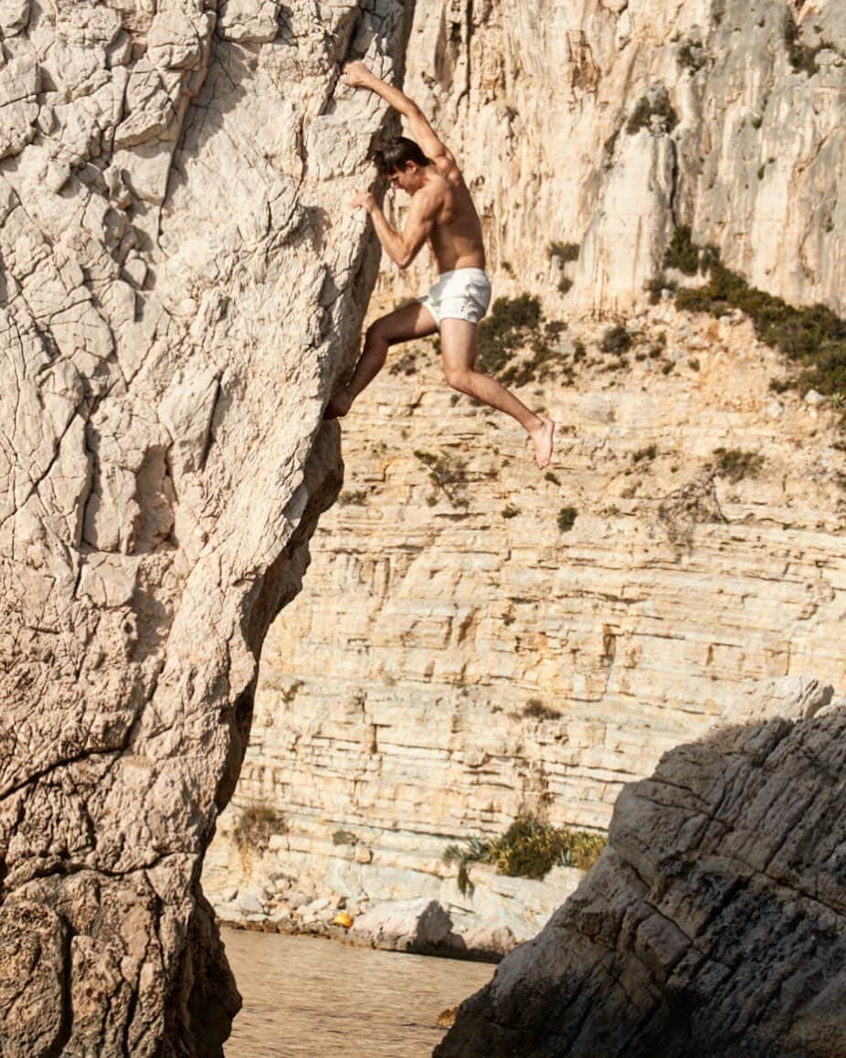 ミレーさんのインスタグラム写真 - (ミレーInstagram)「No better thing to do with this weather than a bit of deep water solo 📷 @christianlartillot / @athleticamag  #MilletRiseUp #escalade #climbing #klettern #deepwater #psycobloc #dws #calanques」7月4日 23時53分 - millet_mountain