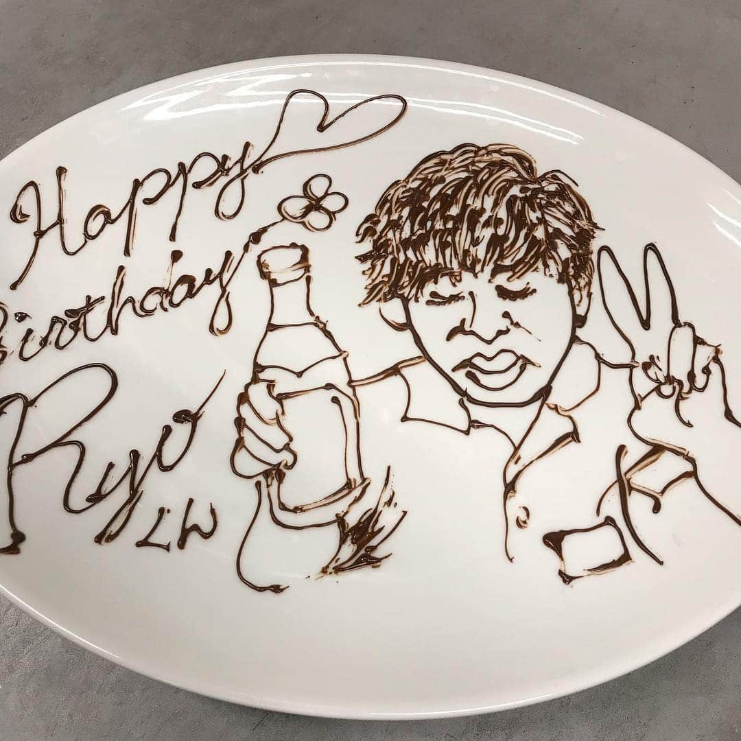 鶏魚 谷町のインスタグラム：「鶏魚です！しーちゃんです🎶 お客様のお誕生日🎂 サプライズのメッセージプレートでおもてなし♡ うちの店長、絵心あるでしょ(≧∇≦) #誕生日 #メッセージプレート #鶏魚 #大阪 #谷町四丁目 #駅近 #セルフ飲み放題 #地域最安値 #コース #座敷 #個室 #貝盛り放題 #ガンガン焼き #あさり #はまぐり #ホンビノス貝 #牡蠣 #さざえ #飲み会 #女将」