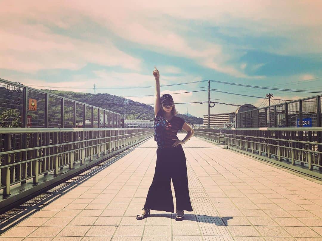ダンドイ舞莉花のインスタグラム：「Happy 4th of July!!! 本日はアメリカの独立記念日！アメリカを服そうで主張🇺🇸 てことはまっすーのお誕生日でもある🎉ハッピーバースデー！ #OnlyYou からもう1年経つのね〜今は後輩君たちとあと2公演がんばります！  #増田貴久 #生誕祭 #リューン #リューン風の魔法と滅びの剣 #リューン2019 #広島公演 #あと2公演 #happy4thofjuly #happybirthdayamerica #usa #america #hapa #アメリカ #独立記念日」