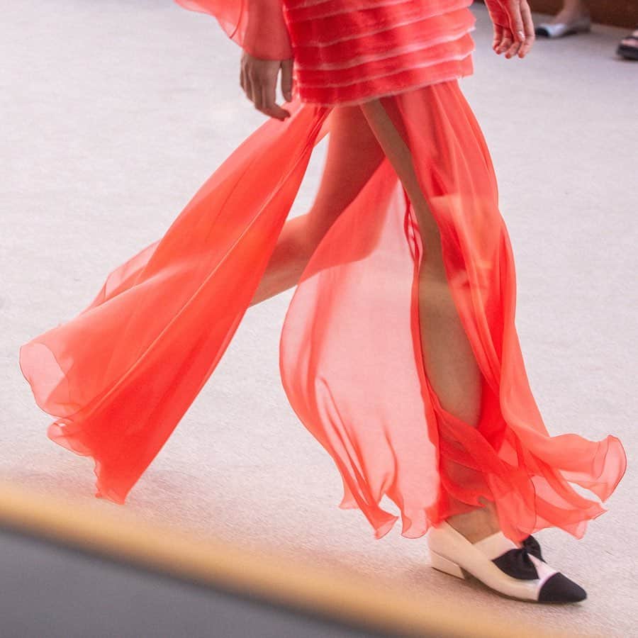 シャネルさんのインスタグラム写真 - (シャネルInstagram)「Look 35/70 — Fall-Winter 2019/20 #CHANELHauteCouture. #CHANEL #Lemarie #Massaro @maison_lemarie @massaro_paris @isapeerdeman_ Long jacket and strappy dress in neon coral silk chiffon.」7月5日 0時00分 - chanelofficial