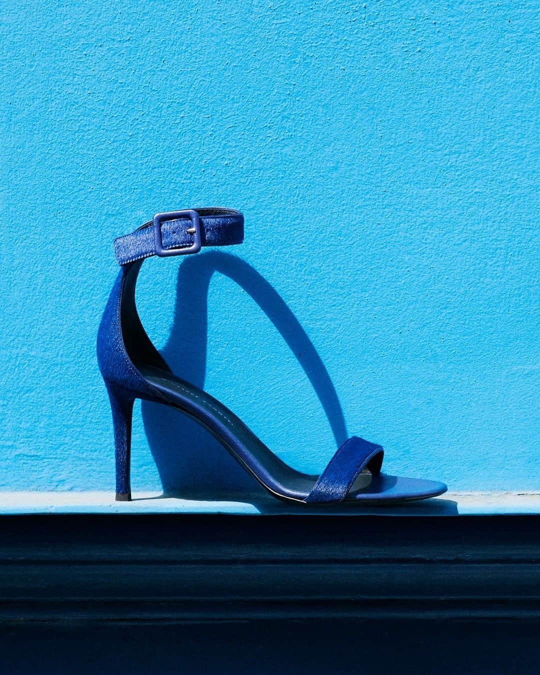 Giuseppe Zanotti Designさんのインスタグラム写真 - (Giuseppe Zanotti DesignInstagram)「Deep blue everything. Handcrafted in textured pony skin in a saturated shade of blue, the new season NEYLA. #GiuseppeZanotti #GZFW19」7月5日 0時00分 - giuseppezanotti