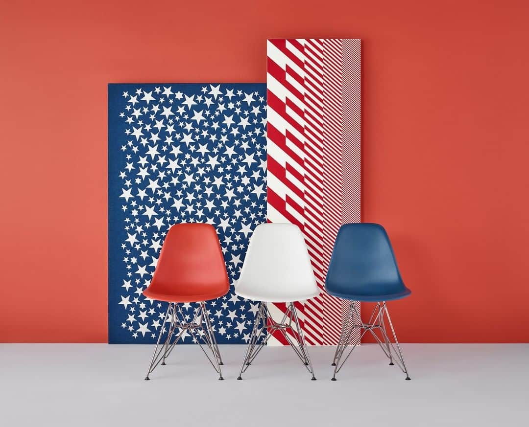 Herman Miller （ハーマンミラー）さんのインスタグラム写真 - (Herman Miller （ハーマンミラー）Instagram)「Happy 4th of July from this pretty line-up of patriotic Eames Shell Chairs and all of us at Herman Miller. We’ll be taking the day to get together with family and friends, pack a picnic, pop a bottle, and soak up a bit of sunshine. We hope you're doing the same!」7月5日 0時01分 - hermanmiller