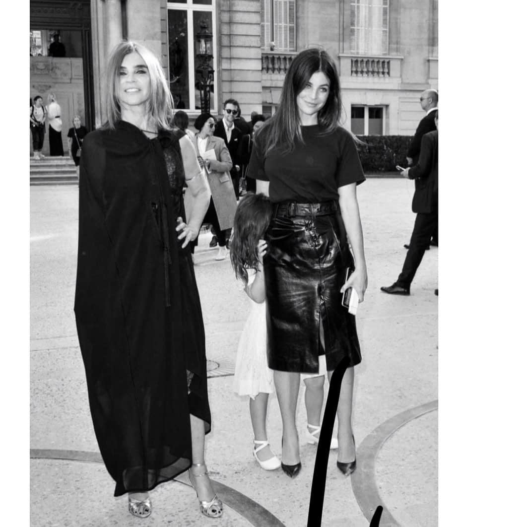 カリーヌ・ロワトフェルドのインスタグラム：「“No 📸”said Romy!🙃😉😌 @maisonvalentino @juliarestoinroitfeld @crfashionbook」