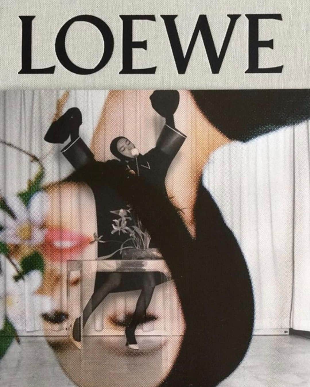 フェイフェイ・サンのインスタグラム：「@loewe collectible hard cover publication 📸 by @fumikoimano 🖤🖤🖤 Creative Direction @jonathan.anderson and @mmparisdotcom 👗 by @benjaminbruno_ 💄 by @patmcgrathreal 💇🏻‍♀️ by @guidopalau Many thanks to all of you😘🥰💫 #feifeisun」