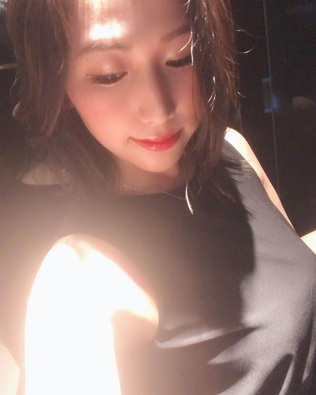 佐山愛のインスタグラム：「❤︎ ・ おこんばんは✩ ・ 最近の佐山さんは酔ってる率高めです笑 ・ ・ そんなわけで、 ジムもサボったりサボらなかったりな 今日この頃ですが、 エステだけはちゃんと行ってる！ドヤ ・ ・ この前も @sbeautyclinic で お腹周りに #セルトーン と #バンキッシュme やってもらってきたおん♪ ・ 今回で4回目✨ ・ 施術担当のお姉さんに 「かなりなめらかになってきたので 落ちやすくなってるはずですよ！！」 って言ってもらえた！ ・ セルトーンでセルライト砕いて 脂肪を柔らかくしてるおかげ♡ ・ で、本当はこの状態で ジム行って追い込んだら良いんだろうけど、 怠け者の私はバンキッシュmeに頼る笑笑 ・ だって30分寝てるだけなのに 脂肪を45度まであたためて燃焼させるんだもん、 楽チンな方が良いに決まってる🥴 ・ @dr.y.yumi 先生も、 「お昼寝しに来てくださいね〜」 って言ってくれてたし！笑 ・ お昼寝しながら痩身😴笑 サイコーですね！ ・ ・ またすぐ行こっと♪♪ ・ ・ #sbeautyclinic #エスビューティークリニック #医療痩身 #痩身 #ダイエット  #セルライト除去 #脂肪燃焼 #代謝アップ #部分痩せ #お腹痩せ #くびれ  #スリム #脂肪 #エステ #渋谷美容クリニック #痩身クリニック  #美容クリニック #渋谷  #セルトーン #ヴァンキッシュme」
