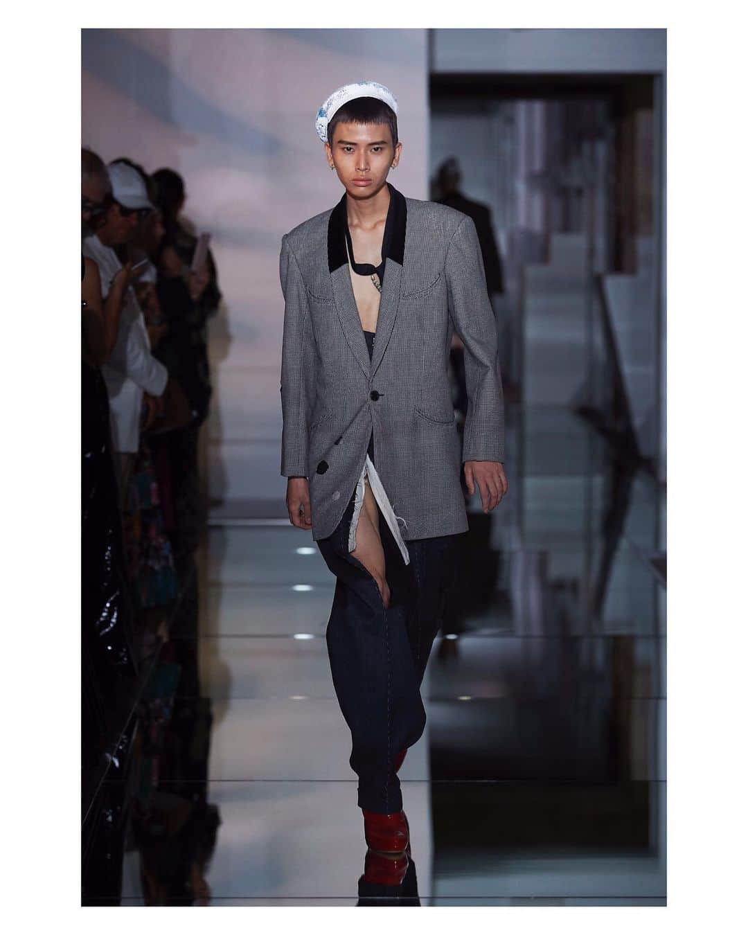 Maison Margielaさんのインスタグラム写真 - (Maison MargielaInstagram)「Grey houndstooth mohair jacket with hand-cut holes worn with dark grey wool pinstriped zoot suit trousers. Red patent leather boots and a blue painted beret. Look 6 from Artisanal Co-ed Collection AW19 designed by @JGalliano #MaisonMargiela」7月4日 15時22分 - maisonmargiela