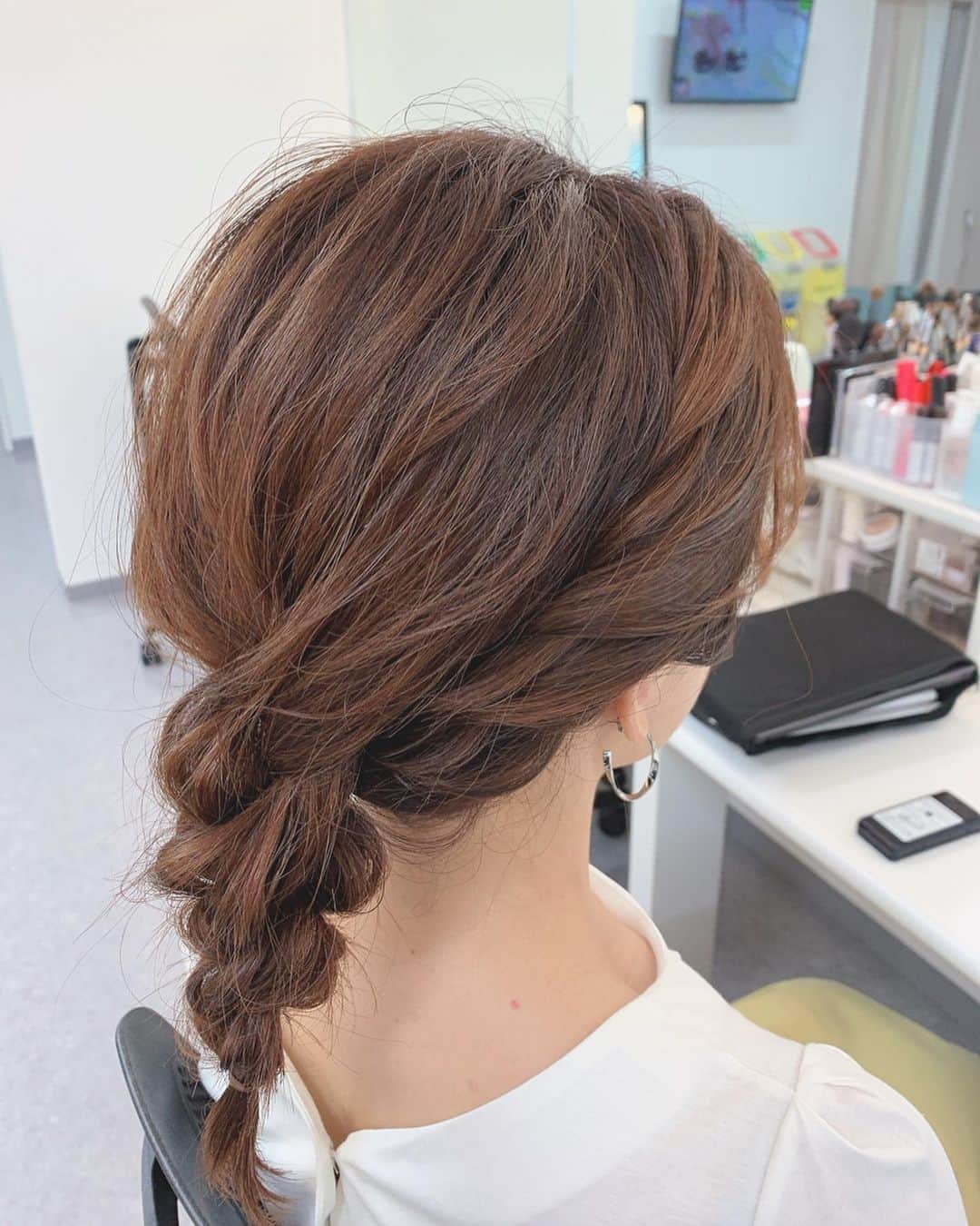 小椿希美のインスタグラム：「・ 担当がプライベートでも 仲良しのヘアメイクさんだった日♡ ・ 暑いので、ポニーテールを お願いしたら 予想をはるかに越えてきた！！ アナ雪ヘアには まだまだ足りないから 名古屋えびふりゃーヘアと 名付けました☺️ いつもありがとうございます✨ @libre1105 ・ 今週は、今晩と土曜日が 夜ニュースの担当です*☻ ・ わたしの1日は、これからが本番。 ここからが長いです。 大好きな安室奈美恵さんの アルバムを聴きながら 夕方からの出勤準備をしてシャキッと！ ・ #名古屋#フリーアナウンサー #ニュースアナウンサー #ヘアセット#アナ雪ヘア #えびふりゃーヘア#🍤 #初ロングヘア挑戦中 #元気の源#安室奈美恵さま」