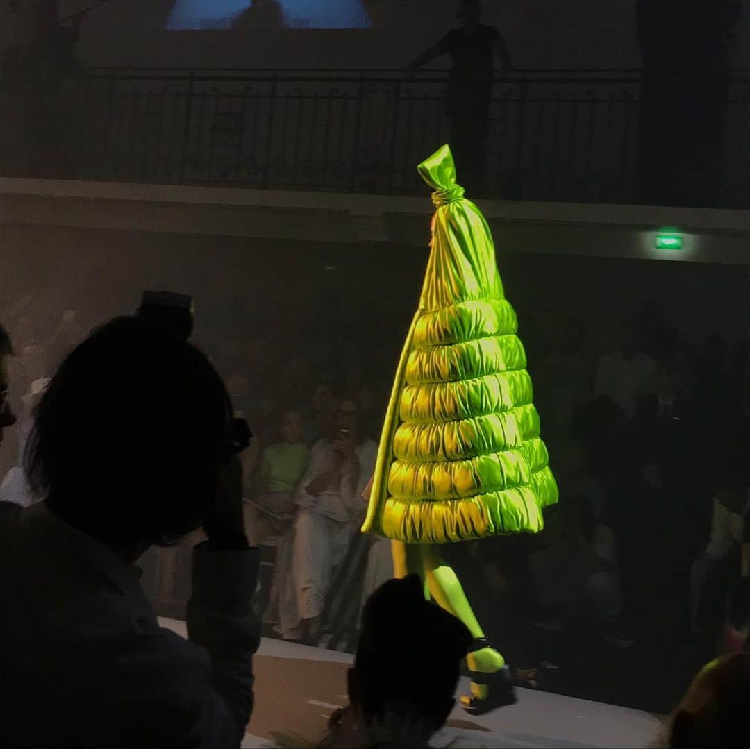 装苑さんのインスタグラム写真 - (装苑Instagram)「GAULTIER PARISは本社の大ホールで2019-20年秋冬のショーを開催。印象的だった幾何学的なモチーフはヴィクトル・ヴァザルリのオプ・アートからインスパイアされたもので、本物の毛皮のように見えるファープリントや頭をすっぽり覆う円錐形シルエットなども登場。ジャンポール・ゴルチエらしいユニークでグラムールなコレクションとなっていた。 #PARISFASHIONWEEK #2019AW #HAUTECOUTURE #GAULTIERPARIS」7月4日 15時25分 - soenonline