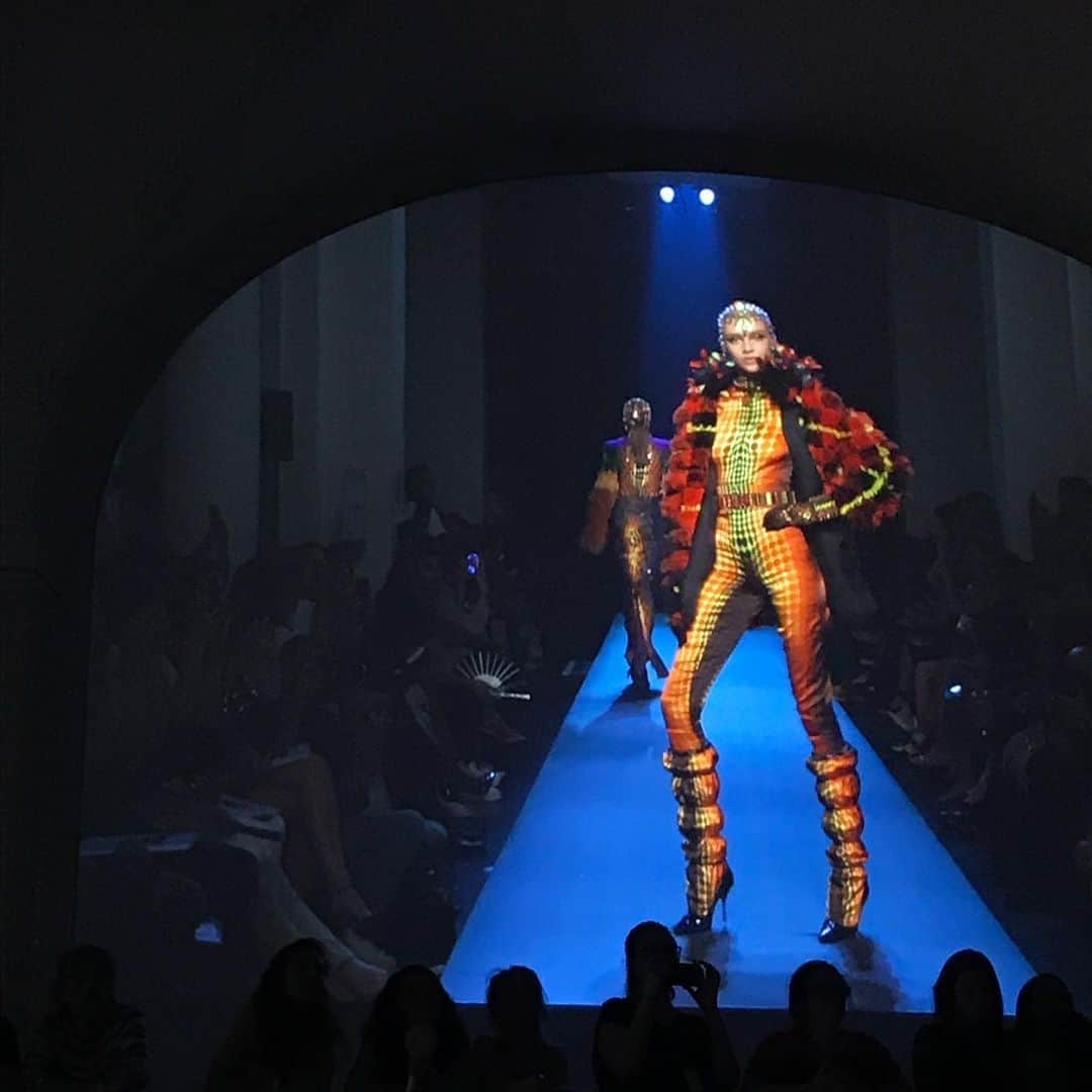 装苑さんのインスタグラム写真 - (装苑Instagram)「GAULTIER PARISは本社の大ホールで2019-20年秋冬のショーを開催。印象的だった幾何学的なモチーフはヴィクトル・ヴァザルリのオプ・アートからインスパイアされたもので、本物の毛皮のように見えるファープリントや頭をすっぽり覆う円錐形シルエットなども登場。ジャンポール・ゴルチエらしいユニークでグラムールなコレクションとなっていた。 #PARISFASHIONWEEK #2019AW #HAUTECOUTURE #GAULTIERPARIS」7月4日 15時25分 - soenonline