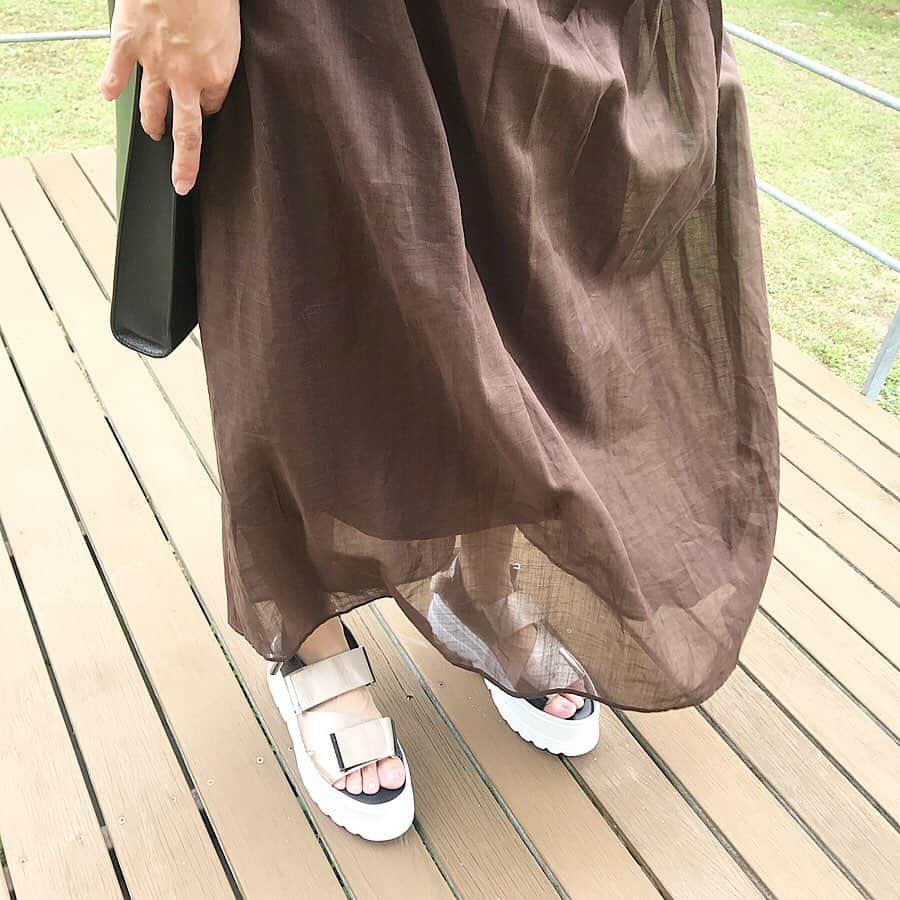 渡辺由香さんのインスタグラム写真 - (渡辺由香Instagram)「#ootd #coordinate  最近、ブラウンがカラーリセット感で気分 このカラーはEC別注カラーなんだけど、とにかくこのワンピ シルエットがキレイで生地も軽くて気持ちいい！首つまりだけど、通気性のいいコットンだから、夏でも問題なく着れるよ REDを大人museで着たけど、ブラウンもステキなんだよね 是非チェックしてみてね^_^  #dress #shoes #elendeek  #bag #jilsander #大人コーデ #ワンピースコーデ  #夏コーデ #エレンディーク #夏のブラウンブーム」7月4日 15時26分 - yukawatanabe_hanabo