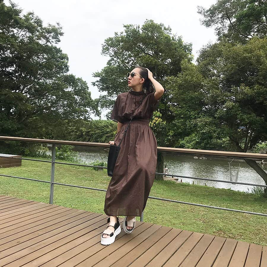 渡辺由香さんのインスタグラム写真 - (渡辺由香Instagram)「#ootd #coordinate  最近、ブラウンがカラーリセット感で気分 このカラーはEC別注カラーなんだけど、とにかくこのワンピ シルエットがキレイで生地も軽くて気持ちいい！首つまりだけど、通気性のいいコットンだから、夏でも問題なく着れるよ REDを大人museで着たけど、ブラウンもステキなんだよね 是非チェックしてみてね^_^  #dress #shoes #elendeek  #bag #jilsander #大人コーデ #ワンピースコーデ  #夏コーデ #エレンディーク #夏のブラウンブーム」7月4日 15時26分 - yukawatanabe_hanabo